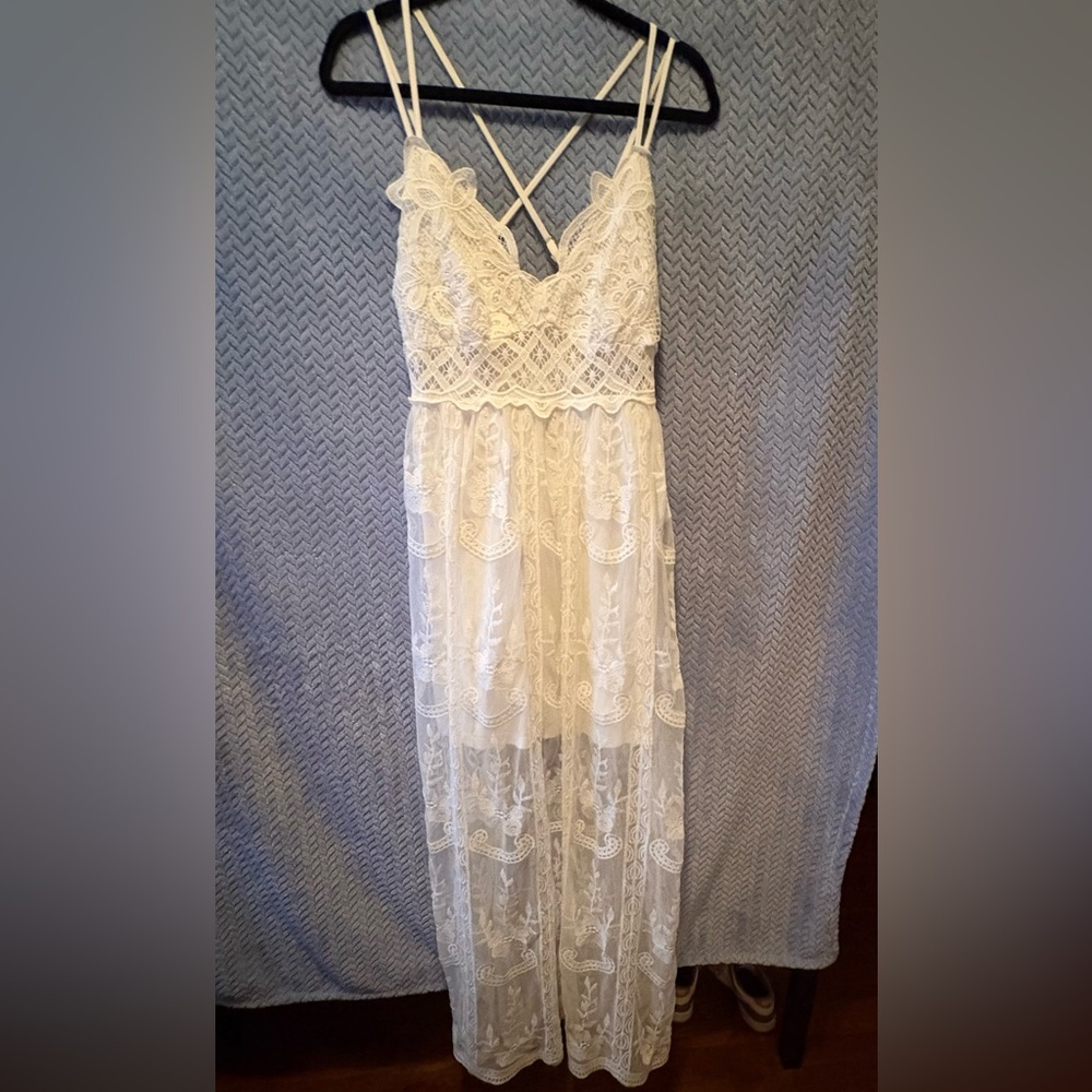 Chic Lace Maxi Dress in Cream